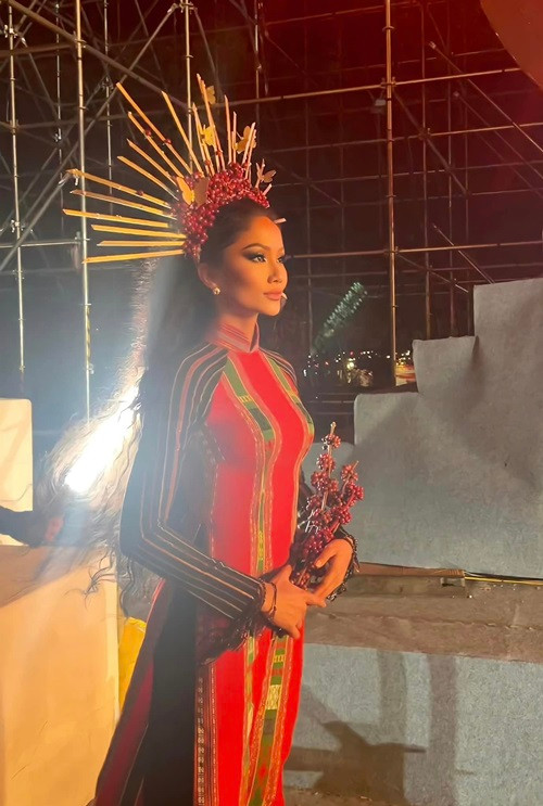 Với vai trò đại sứ truyền thông của Lễ hội cà phê Buôn Ma Thuột lần thứ 8 năm 2023, Hoa hậu H'hen Niê vừa tạo vương miện độc lạ. Ảnh: FBNV