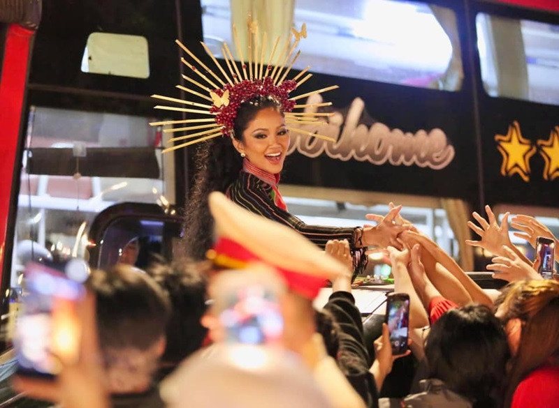 Nàng hậu mặc áo dài thổ cẩm khi đội vương miện. Cô xinh đẹp, lộng lẫy không kém một nữ thần. Ảnh: FBNV