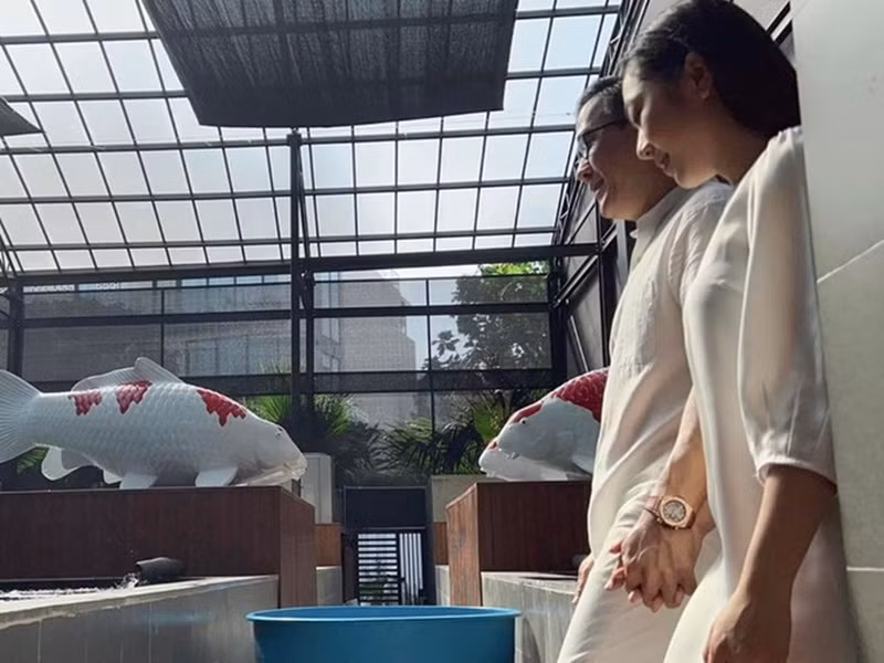 Phía doanh nhân Thắng Ngô dành nhiều lời ngôn tình cho Hà Thanh Xuân như "tôi rất khó cười nhưng chỉ vài tháng quen biết Xuân, thời gian tôi cười bằng cả đời mình cộng lại", "mối tình giữa tôi và Hà Thanh Xuân thực sự là nhân duyên, do một sự sắp đặt nào đó của định mệnh". Ảnh: FBNV