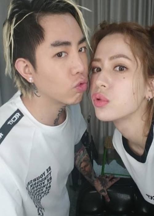 Đời tư của Tạ Hòa Huyền đầy ồn ào. Năm 2012, 2014 và 2019, nam ca sĩ bị cảnh sát tạm giam vì sử dụng cần sa. Ảnh: Zing