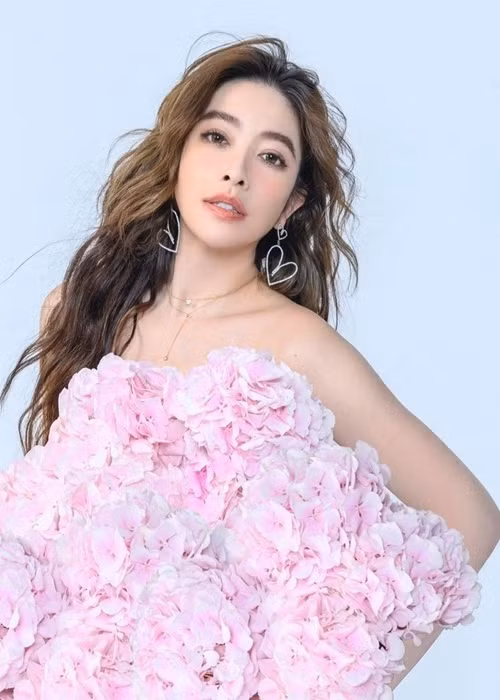 Ban đầu, Hứa Duy Ân làm người mẫu xe hơi, sau đó đắt show làm người mẫu độc quyền của các công ty đồ lót. Chân dài được mệnh danh là "nữ hoàng nội y", "nữ thần gợi cảm". Ngoài làm mẫu, cô còn đóng phim, ca hát. Ảnh: Zing