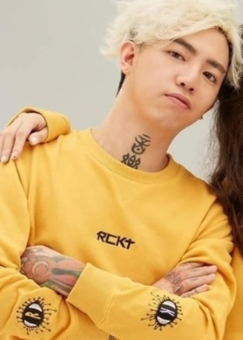 Tiệc rượu đại gia còn có sự tham gia của Tạ Hòa Huyền. Nam ca sĩ sinh năm 1987 có một số bài hát được yêu thích như “Tựa như nước", “Tôi không phải là bạch mã hoàng tử”. Ảnh: Zing