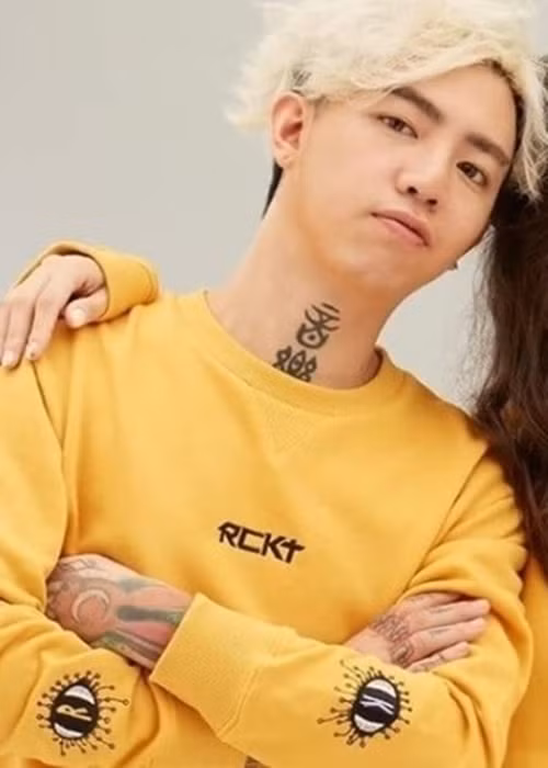 Tiệc rượu đại gia còn có sự tham gia của Tạ Hòa Huyền. Nam ca sĩ sinh năm 1987 có một số bài hát được yêu thích như “Tựa như nước", “Tôi không phải là bạch mã hoàng tử”. Ảnh: Zing