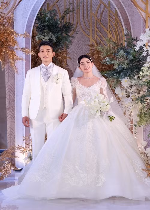 Hứa Duy Ân kết hôn với ca sĩ Alex Tien năm 2009 và ly hôn 4 năm sau đó. Năm 2021, "nữ hoàng nội y" xứ Đài đăng ký kết hôn với diễn viên Vương Gia Lương. Năm 2022, người đẹp tổ chức đám cưới. Ảnh: Zing