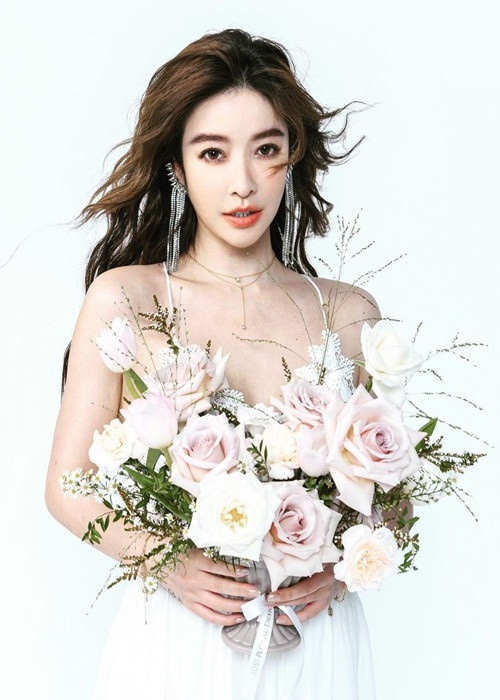 Vụ việc 170 cô gái hầu tiệc rượu đại gia tại Đài Loan đang gây xôn xao dư luận. Theo ETtoday, sự kiện có sự tham gia của một số nghệ sĩ. Hứa Duy Ân là một trong số đó. Chân dài này sở hữu vẻ đẹp lai Đài Loan và Hà Lan. Ảnh: Zing