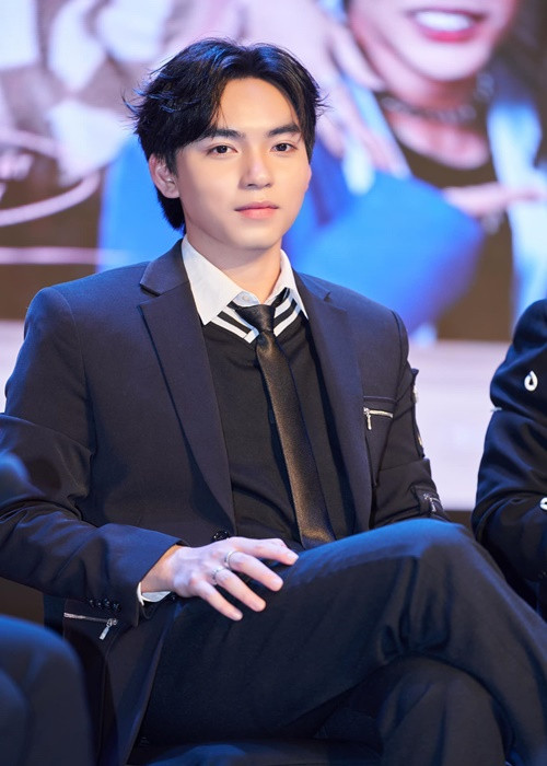 Tạ Hoàng Long vào vai Tuấn của nhóm The Air. Ảnh: FBNV