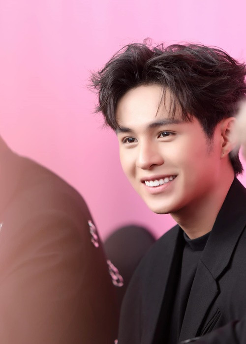 Nhật Trường sinh năm 1997, từng học tại trường Điện ảnh Quốc tế Sài Gòn. Năm 2020, anh giành giải thưởng Nam diễn viên phụ xuất sắc nhất tại Liên hoan Phim Việt Nam lần thứ 22 với vai diễn trong phim điện ảnh "Bằng chứng vô hình". Ảnh: FBNV