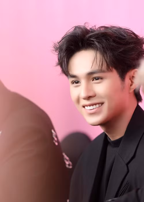 Nhật Trường sinh năm 1997, từng học tại trường Điện ảnh Quốc tế Sài Gòn. Năm 2020, anh giành giải thưởng Nam diễn viên phụ xuất sắc nhất tại Liên hoan Phim Việt Nam lần thứ 22 với vai diễn trong phim điện ảnh "Bằng chứng vô hình". Ảnh: FBNV