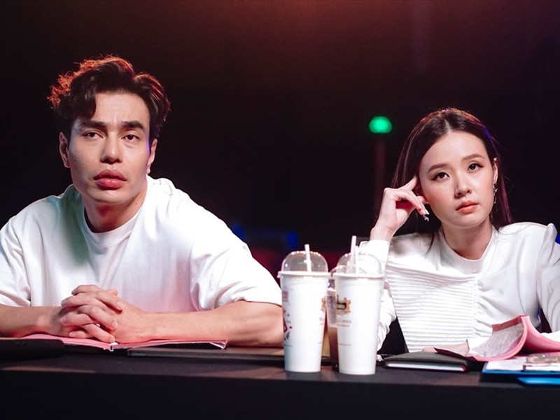 Bộ phim "Khi ta hai lăm" có sự góp mặt của Midu và Lê Dương Bảo Lâm. Trong phim, Midu vào vai Tuệ Lâm - quản lý của nhóm nhạc nam đình đám The Air còn Lê Dương Bảo Lâm đóng vai Mạnh Hùng - người yêu đơn phương Tuệ Lâm. Ảnh: Zing