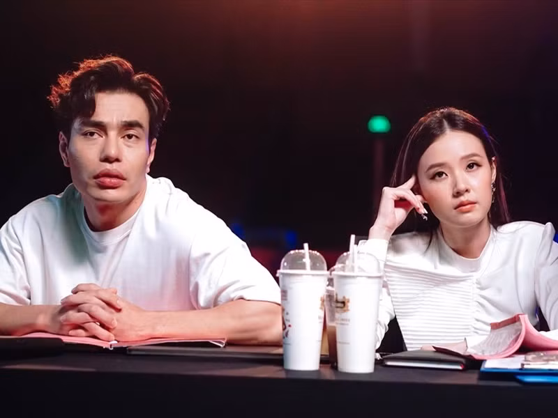 Bộ phim "Khi ta hai lăm" có sự góp mặt của Midu và Lê Dương Bảo Lâm. Trong phim, Midu vào vai Tuệ Lâm - quản lý của nhóm nhạc nam đình đám The Air còn Lê Dương Bảo Lâm đóng vai Mạnh Hùng - người yêu đơn phương Tuệ Lâm. Ảnh: Zing