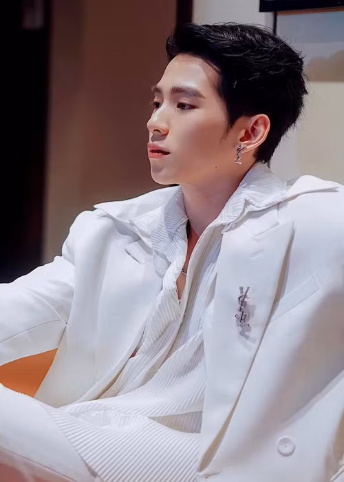 Trước “Khi ta hai lăm”, Phú Thịnh từng đóng “Em là người anh thích”, ‘Nếu như em yêu anh”, “Trò chơi lừa dối”. Ảnh: Harper's Bazaar Vietnam