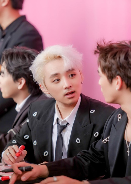 Him Phạm vào vai Dũng của nhóm The Air trong “Khi ta hai lăm”. Ảnh: FBNV