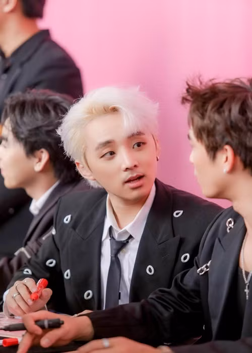 Him Phạm vào vai Dũng của nhóm The Air trong “Khi ta hai lăm”. Ảnh: FBNV