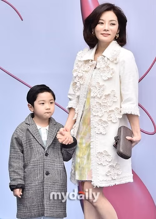 Mới đây, tham gia sự kiện cùng con trai, Chae Rim để lộ nhiều dấu vết tuổi tác. Ảnh: Mydaily