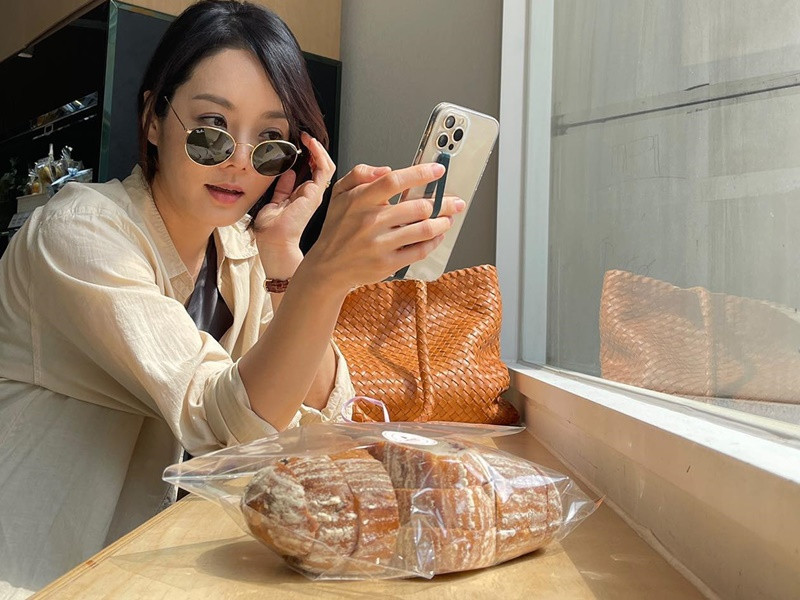 Trở về Hàn Quốc kể từ khi hôn nhân tan vỡ, Chae Rim kiếm tiền thông qua quảng cáo trên mạng xã hội, kinh doanh thương hiệu mỹ phẩm riêng. Ảnh: Instagram