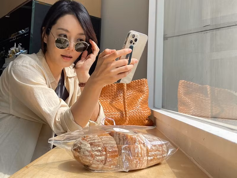 Trở về Hàn Quốc kể từ khi hôn nhân tan vỡ, Chae Rim kiếm tiền thông qua quảng cáo trên mạng xã hội, kinh doanh thương hiệu mỹ phẩm riêng. Ảnh: Instagram