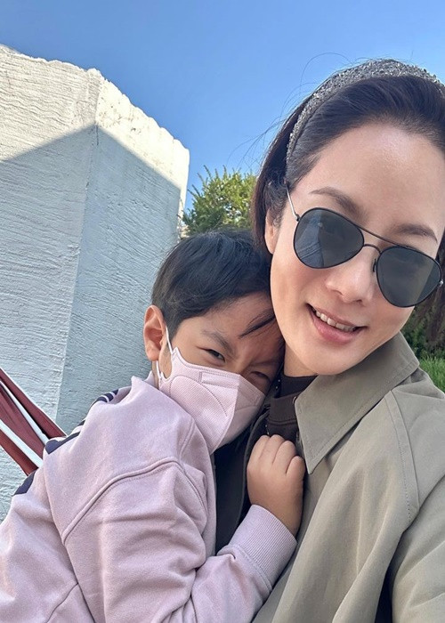 Chae Rim thường xuyên chia sẻ hình ảnh cuộc sống thường ngày của hai mẹ con như đi mua sắm, du lịch, chơi thể thao. Ảnh: Instagram