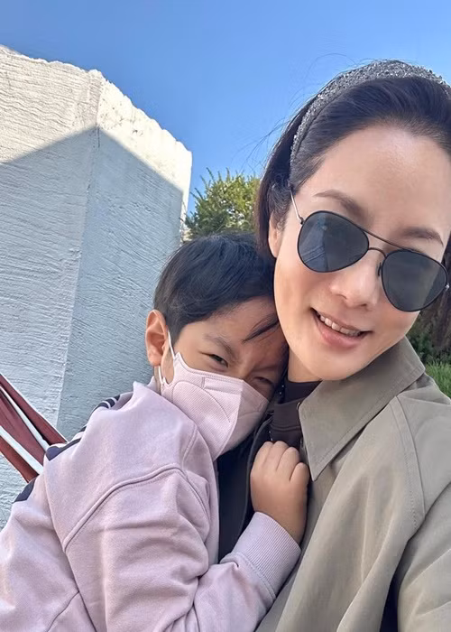 Chae Rim thường xuyên chia sẻ hình ảnh cuộc sống thường ngày của hai mẹ con như đi mua sắm, du lịch, chơi thể thao. Ảnh: Instagram