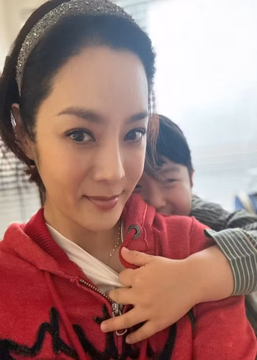 Chae Rim làm mẹ đơn thân sau khi ly hôn chồng kém 2 tuổi. Ảnh: Instagram