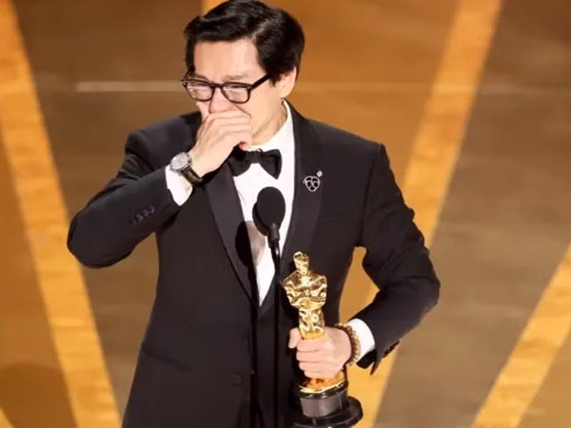 Quan Kế Huy cảm ơn gia đình, trong đó có vợ. “Tôi nợ tình yêu của đời tôi - vợ tôi Echo. Trong suốt 20 năm qua, Echo luôn nói với tôi rằng rồi một ngày nào đó, tôi sẽ thành công”, nam diễn viên gốc Việt nói. Ảnh: Lao động