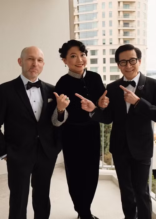 Nam diễn viên gốc Việt tham gia lễ trao giải Oscar 2023 cùng bà xã. Ảnh: Hollywoodreporter