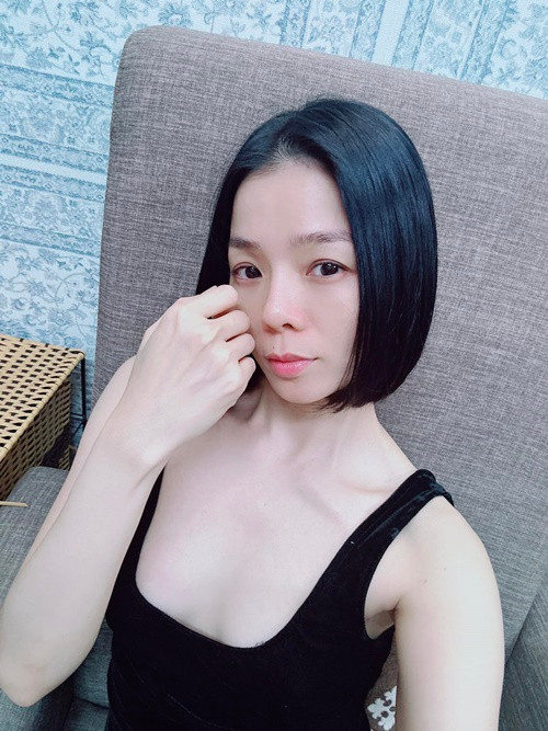 Sau 5 năm tháo sụn mũi, gương mặt của nữ ca sĩ được khen trẻ trung, hài hòa hơn. Ảnh: FBNV