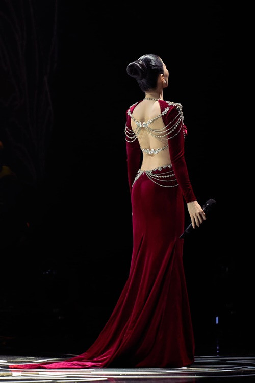 "Lệ Quyên sở hữu sắc vóc hiếm có ở tuổi này, rất mảnh mai, vòng 3 đầy đặn", NTK Hoàng Hải khen vóc dáng của nữ ca sĩ cách đây không lâu. Ảnh: FBNV