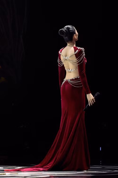 "Lệ Quyên sở hữu sắc vóc hiếm có ở tuổi này, rất mảnh mai, vòng 3 đầy đặn", NTK Hoàng Hải khen vóc dáng của nữ ca sĩ cách đây không lâu. Ảnh: FBNV