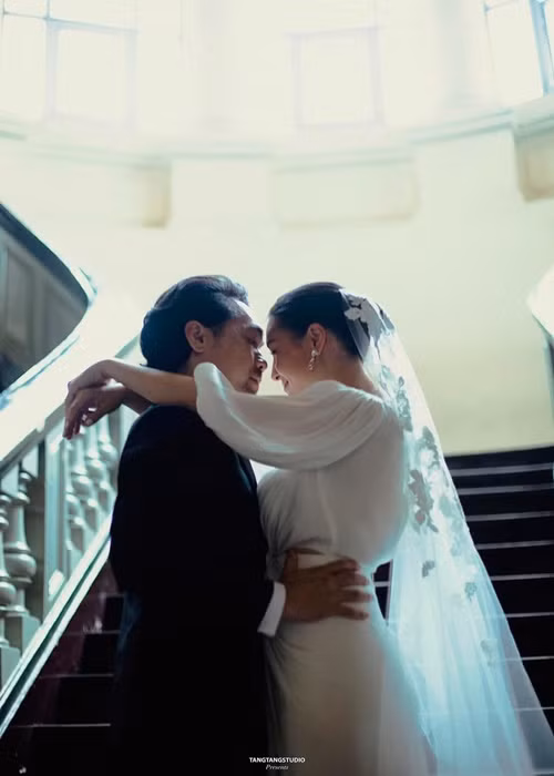 Trên trang cá nhân, Kathy Uyên khoe bộ ảnh cưới. Nữ diễn viên chia sẻ trên Zing, ý tưởng thực hiện ảnh cưới được lấy cảm hứng từ "When Harry met Sally" - bộ phim hài của Mỹ vợ chồng cô cùng yêu thích.