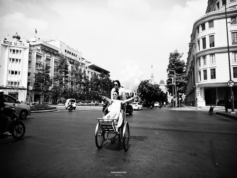 Bộ ảnh cưới của Kathy Uyên được thực hiện bởi nhiếp ảnh gia Tang Tang, đạo diễn Nguyễn Quốc Hoàng, giám đốc sáng tạo Nguyễn Hoàng Anh, stylist Tổ Quốc Sơn.