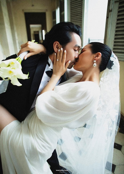 Kathy Uyên và ông xã Ly Việt Vũ trao nhau nụ hôn tình tứ.