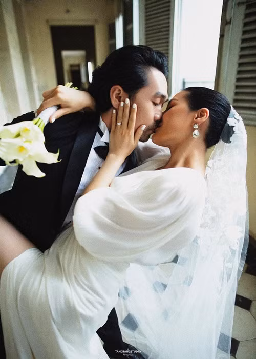 Kathy Uyên và ông xã Ly Việt Vũ trao nhau nụ hôn tình tứ.