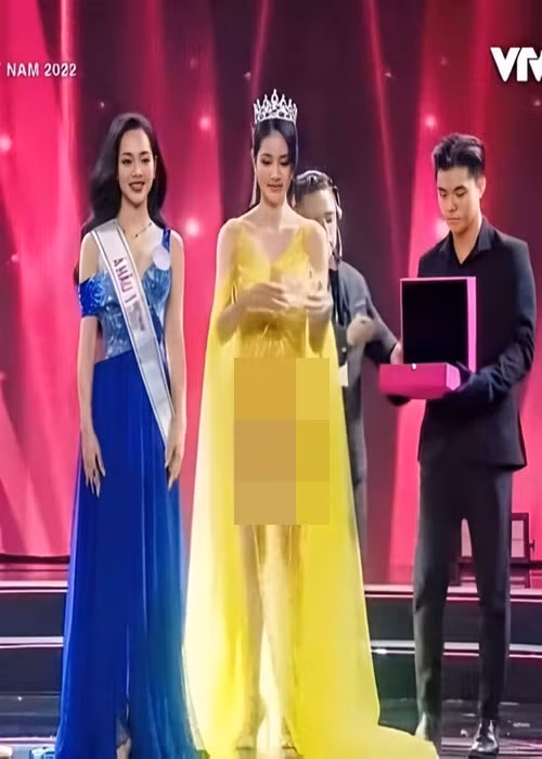 Giống ca sĩ Hòa Minzy, Á hậu Phương Anh cũng gặp sự cố trang phục nhạy cảm. Tháng 12/2022, xuất hiện trên sân khấu chung kết Hoa hậu Việt Nam 2022, người đẹp diện váy xuyên thấu. Dưới ánh đèn, trang phục của Phương Anh khiến cô lộ nội y. Ảnh: Vietnamnet