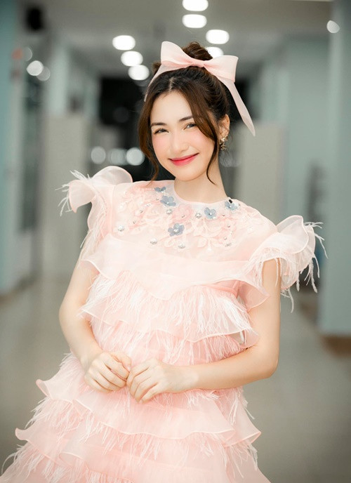 Hòa Minzy nhờ MC Nguyên Khang kêu gọi khán giả đừng đăng các clip liên quan đến quá trình biểu diễn của cô. Tuy nhiên, các video lộ sự cố trang phục của Hòa Minzy vẫn bị rò rỉ. Ảnh: FBNV