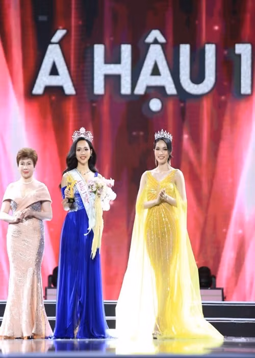 Giữa ồn ào trang phục, Phương Anh cho biết, sự cố xảy ra ngoài ý muốn. Cô diện đồ ôm sát màu nude dài đến đầu gối để "bảo hộ" cơ thể nhưng đồ "bảo hộ" lần này không thể cứu được cô vì ánh sáng đã “hại” Phương Anh. Nàng hậu cho rằng sự cố là một tai nạn đáng xấu hổ. Ảnh: Vietnamnet