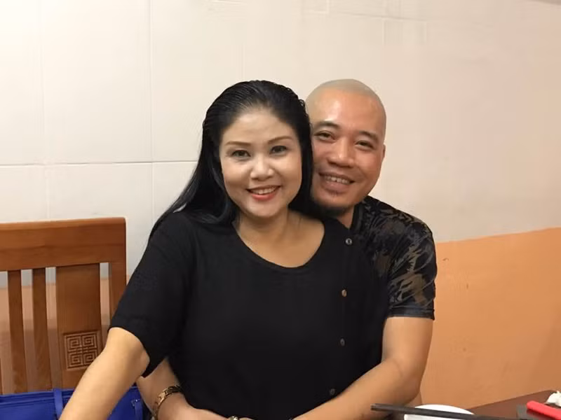 Thanh Ngoan không lo lắng khi hơn tuổi chồng. “Tôi già thì anh ấy cũng sẽ già. Khi người ta ở với nhau, một người đàn bà rất trẻ đẹp còn chẳng giữ được chồng nữa là một người phụ nữ lớn tuổi hơn”, nữ nghệ sĩ chia sẻ. Ảnh: FBNV