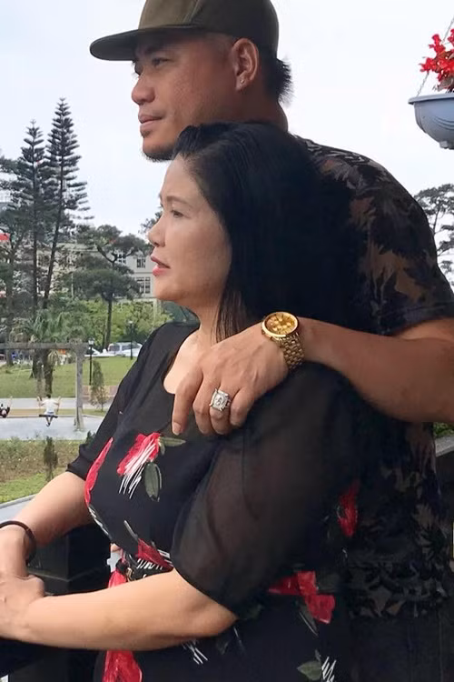 Theo Thanh Ngoan, trước khi gắn bó với cô, chồng yêu thương con trai riêng của cô. “Để làm quen được với con trai tôi, anh ấy đã phải rất tâm lý, lân la đưa con trai tôi đi chơi, mua những món đồ chơi mà cu cậu thích”, nữ nghệ sĩ chia sẻ. Ảnh: FBNV