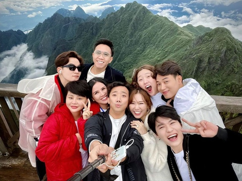 Năm 2020, Trấn Thành từng lên tiếng vì ồn ào không chụp ảnh với khán giả trong chuyến du lịch ở Sapa cùng bạn bè. Anh phân trần: “Biết là quý vị yêu thương mới xin chụp ảnh, nhưng nói thật là Thành không biết tình trạng sức khỏe của quý vị ra sao. Quý vị không đeo khẩu trang, lao vào xin chụp, nếu lỡ chuyện tệ nhất xảy ra, tôi lây cho 1 đoàn. Rồi đoàn tôi trên đường di chuyển về Sài Gòn lại lây cho thêm bao nhiêu người nữa thì hậu quả sẽ như thế nào. Trong mắt quý vị lúc đó, tôi chỉ thấy 1 cảm giác: "Trấn Thành chảnh quá, xin chụp ảnh thôi cũng không cho". Quý vị hoàn toàn không hình dung được sự nguy hiểm của việc tiếp xúc gần nhau trong lúc này”. Ảnh: Dân Việt