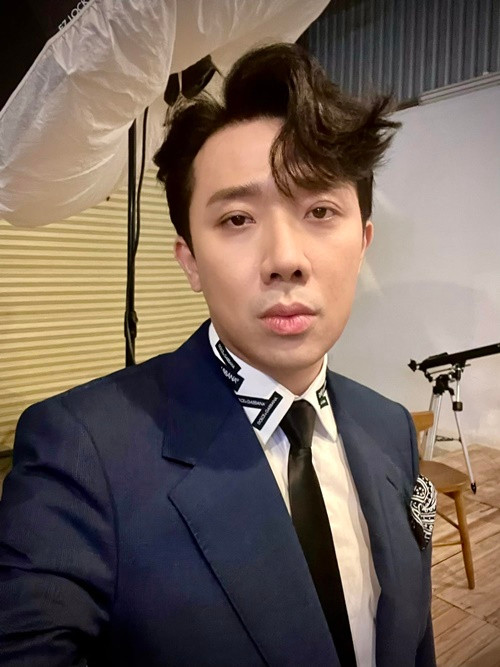 Phía quản lý của Trấn Thành phân trần, nam MC đã đặt trước vé cho suất chiếu 23h10. Trong lúc Trấn Thành chờ lấy vé sau anh V, rạp mời sang hàng bên để xuất vé vào rạp dẫn đến hiểu lầm. Theo người quản lý của Trấn Thành, không rõ vì sao anh V không chọn lại suất 23h20 theo chỉ dẫn của nhân viên. Phía quản lý rạp bênh vực Trấn Thành, xác nhận nam MC đặt trước vé suất 23h10. Tuy nhiên, người tố Trấn Thành “chen ngang, bao rạp chiếu phim” mới đây khẳng định, ngay từ đầu, khi kiểm tra suất chiếu 23h20, anh vẫn thấy còn trống nhiều ghế. Cuối cùng, rạp báo suất chiếu 23h20 hết vé. Ảnh: FBNV