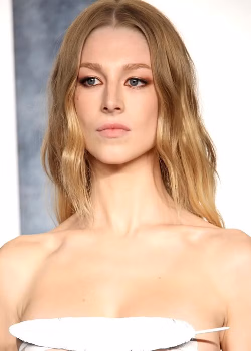 Trang phục của chân dài sinh năm 1999 gây tranh cãi. Một số cho rằng thiết kế dùng lông che vòng một quá hở hang. Ảnh: Instagram