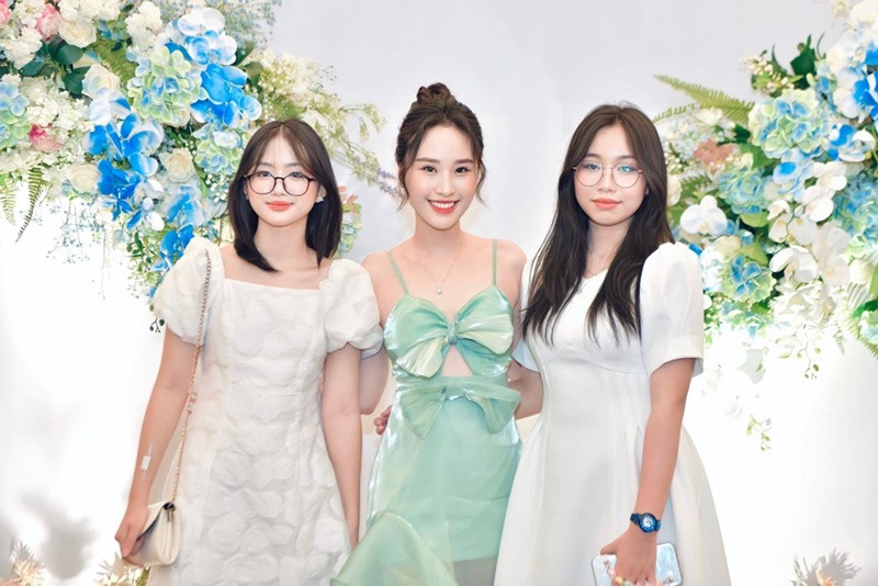 Hà Phương và Thiên Nga (giữa) là con gái của Tùng Dương còn Mai (ngoài cùng bên phải) là con riêng của Mai Huế. Ảnh: Tiền Phong