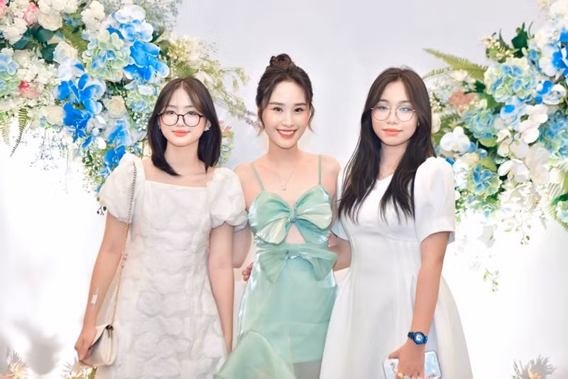 Hà Phương và Thiên Nga (giữa) là con gái của Tùng Dương còn Mai (ngoài cùng bên phải) là con riêng của Mai Huế. Ảnh: Tiền Phong