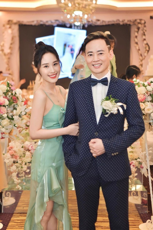 Thiên Nga chia sẻ trên Tiền Phong, vợ mới của bố cô là phụ nữ nhỏ nhẹ, nấu ăn ngon. Theo Thiên Nga, mẹ của cô - diễn viên Hoa Thúy nhập viện đợt hai, hiện có bệnh về dạ dày, tim và gan nên không dự đám cưới. Ảnh: Tiền Phong