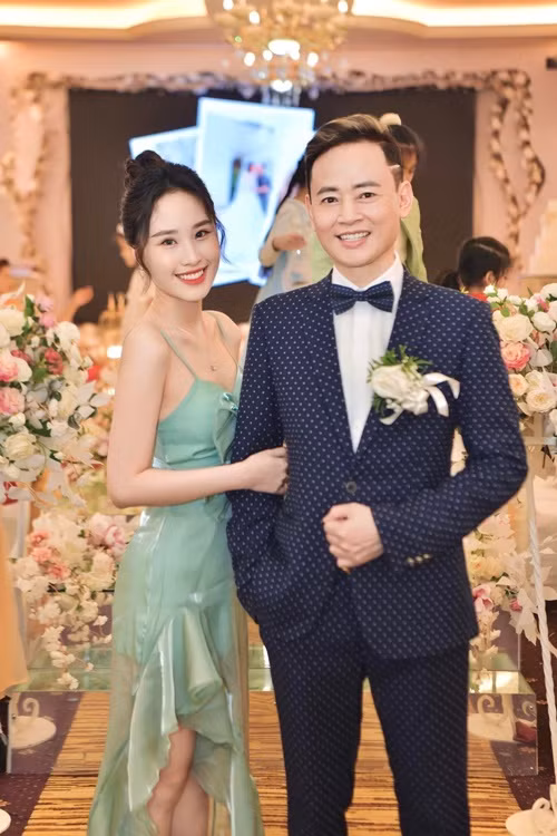 Thiên Nga chia sẻ trên Tiền Phong, vợ mới của bố cô là phụ nữ nhỏ nhẹ, nấu ăn ngon. Theo Thiên Nga, mẹ của cô - diễn viên Hoa Thúy nhập viện đợt hai, hiện có bệnh về dạ dày, tim và gan nên không dự đám cưới. Ảnh: Tiền Phong