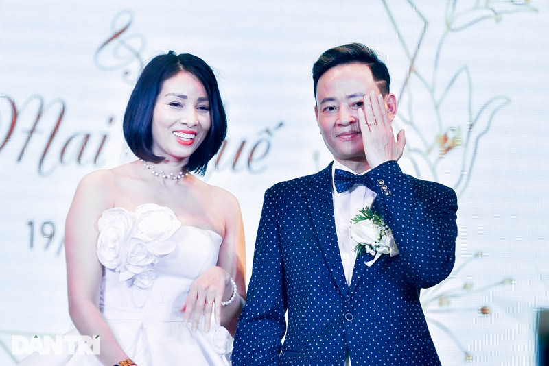 Theo Dân Trí, bà xã Tùng Dương kém nam diễn viên 12 tuổi, từng qua một lần đò. Ảnh: Dân Trí