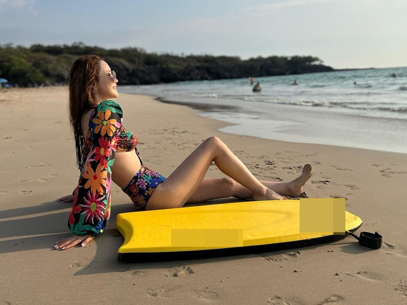 Nữ diễn viên xứ Hàn livestream bán hàng trên TikTok Trung Quốc. Ảnh: Instagram