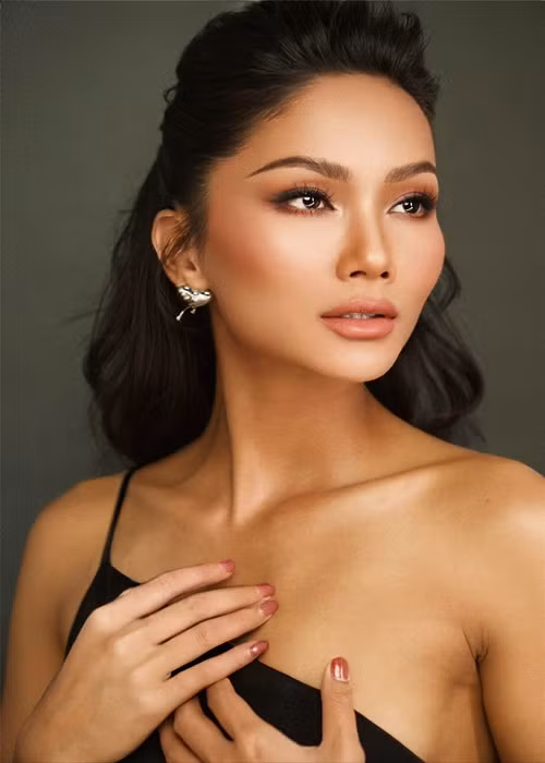 Nhan sắc mặn mà hiện tại của nàng hậu sau 6 năm đăng quang.