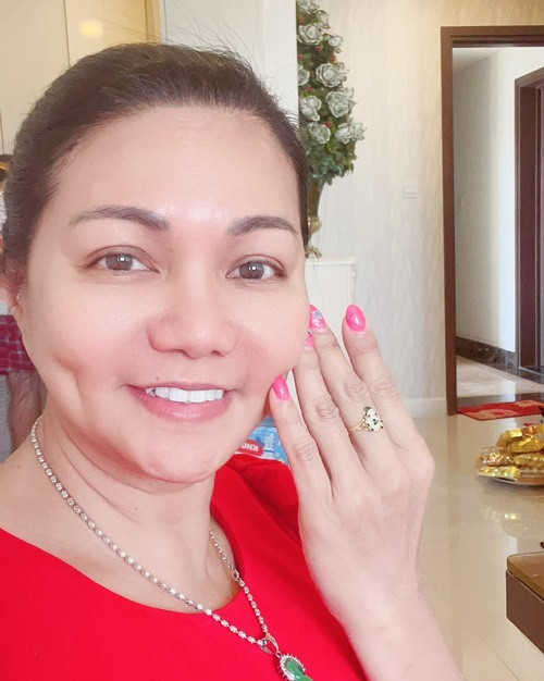 Bà mẹ hai con luôn tự tin xuất hiện với gương mặt không son phấn. Ảnh: FBNV