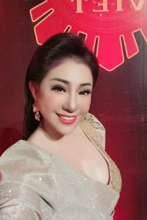 Nhan sắc của Thoại Mỹ ở tuổi 54 được khen đẹp mặn mà. Nữ nghệ sĩ cải lương kết hôn không ít lần nhưng những cuộc hôn nhân của chị đều tan vỡ và không mang lại cho chị một người con. Ảnh: FBNV