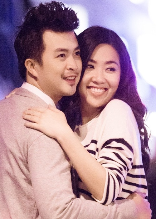 Ngày học trường Cao đẳng Sân khấu Điện ảnh TP HCM, Lê Khánh là bạn cùng lớp với Tuấn Khải. Trong lớp cả hai xưng hô chị em, giấu chuyện hẹn hò. Đến một ngày công bố, Tuấn Khải cảm thấy “nhục vô cùng” với bạn bè vì từng phủ nhận nghi vấn tình cảm. Ảnh: FBNV